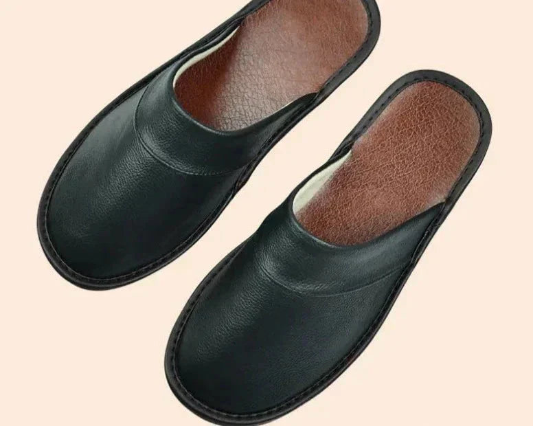 Elegante zwarte leren herenpantoffels, robuust en stijlvol, met hoog draagcomfort, ideaal voor binnen en buiten.