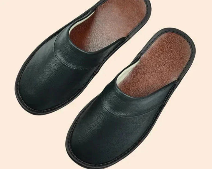 Elegante zwarte leren herenpantoffels, robuust en stijlvol, met hoog draagcomfort, ideaal voor binnen en buiten.