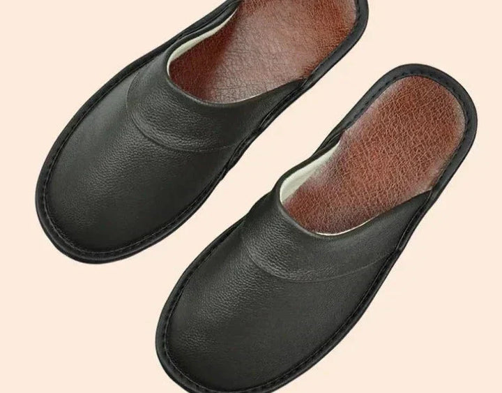 Elegante zwarte leren herenpantoffels, robuust en stijlvol, met hoog draagcomfort, ideaal voor binnen en buiten.