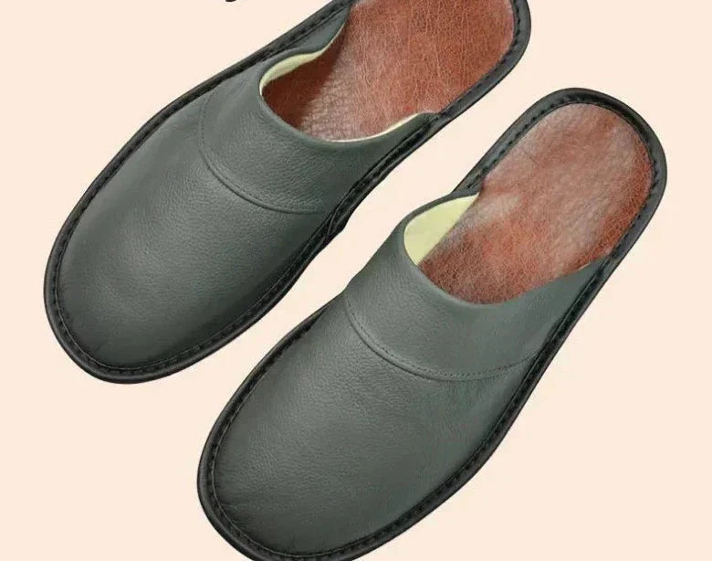 Elegante zwarte leren herenpantoffels, robuust en stijlvol, met hoog draagcomfort, ideaal voor binnen en buiten.