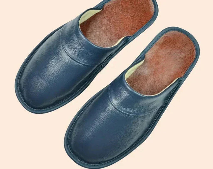 Elegante zwarte leren herenpantoffels, robuust en stijlvol, met hoog draagcomfort, ideaal voor binnen en buiten.
