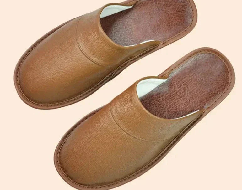 Elegante zwarte leren herenpantoffels, robuust en stijlvol, met hoog draagcomfort, ideaal voor binnen en buiten.