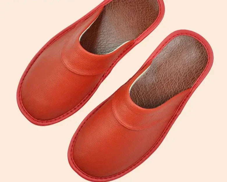 Elegante zwarte leren herenpantoffels, robuust en stijlvol, met hoog draagcomfort, ideaal voor binnen en buiten.