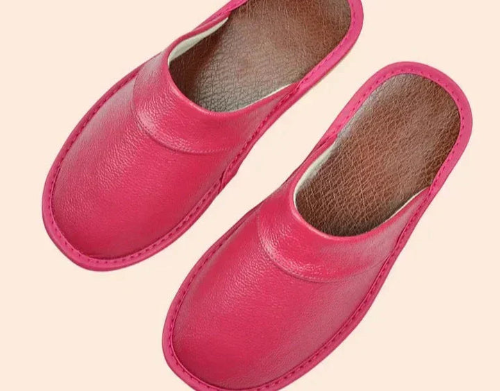 Elegante zwarte leren herenpantoffels, robuust en stijlvol, met hoog draagcomfort, ideaal voor binnen en buiten.