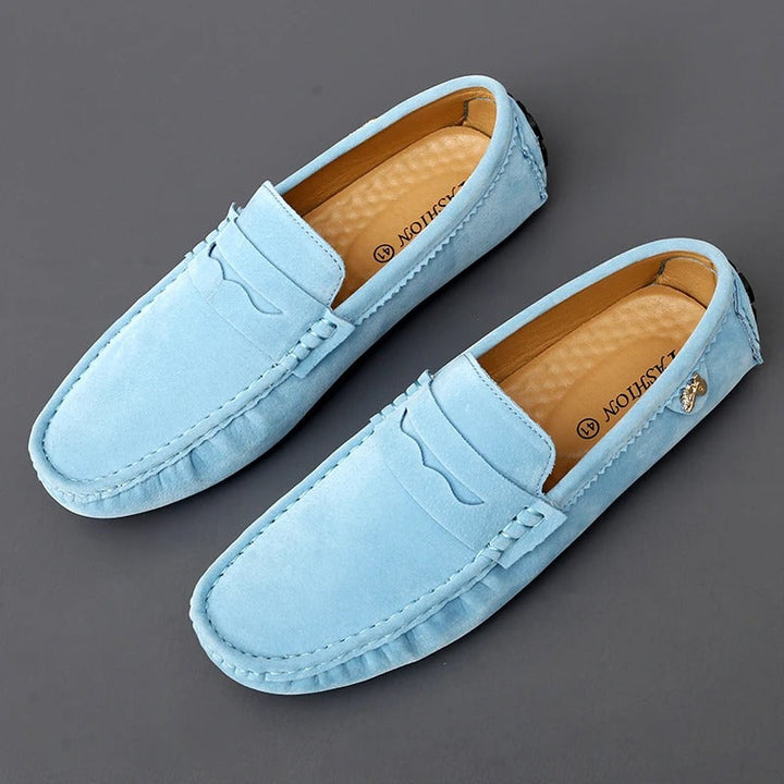 Detail van de antislipzool van de herenloafer, die zorgt voor een veilige grip op verschillende ondergronden.