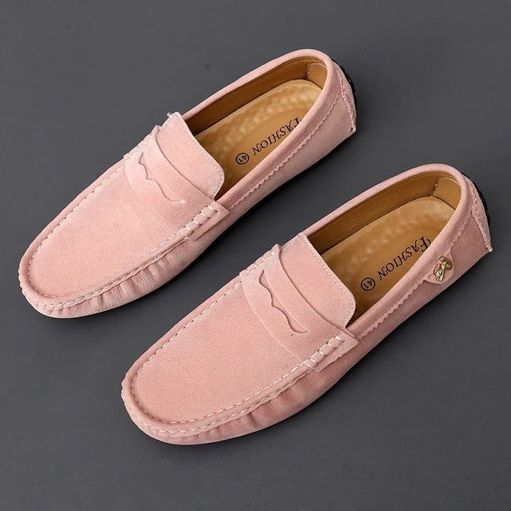 Bovenaanzicht van de elegante zwarte herenloafer, met aandacht voor de details en het hoogwaardige materiaal.