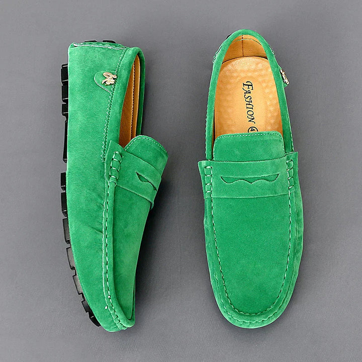 Zijkant van de herenloafer die de flexibiliteit en het comfort van de schoen benadrukt, ideaal voor lange dagen.