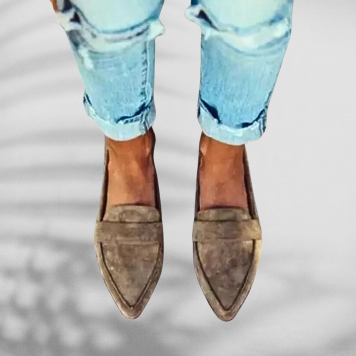 Elegante spitse suède damesloafers, zacht materiaal, ergonomisch voetbed, tijdloos design, antislipzool