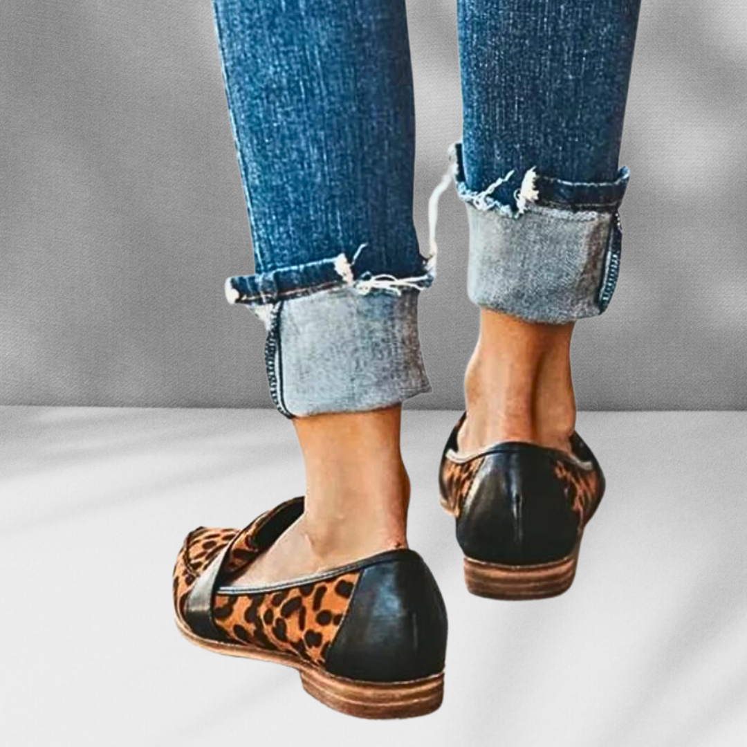 Elegante spitse suède damesloafers, zacht materiaal, ergonomisch voetbed, tijdloos design, antislipzool