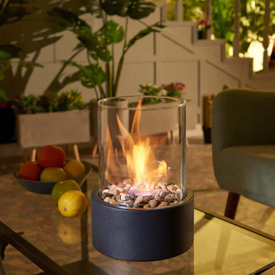 Elegante tafel bio-ethanol haard met modern design, draagbaar en ideaal voor een stijlvolle sfeer binnen en buiten.