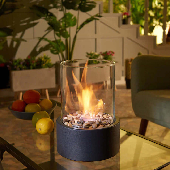 Elegante tafel bio-ethanol haard met modern design, draagbaar en ideaal voor een stijlvolle sfeer binnen en buiten.