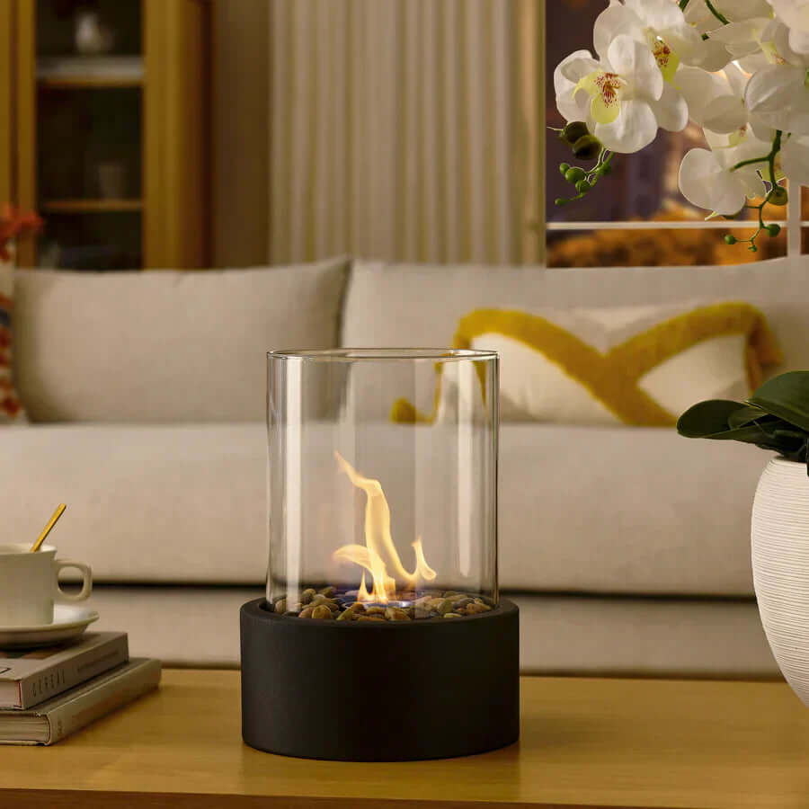 Elegante tafel bio-ethanol haard met modern design, draagbaar en ideaal voor een stijlvolle sfeer binnen en buiten.