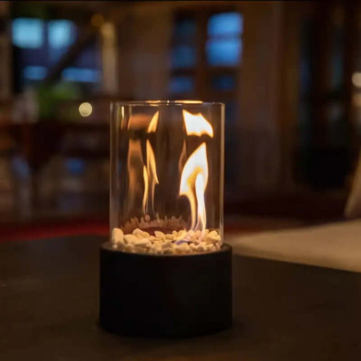 Elegante tafel bio-ethanol haard met modern design, draagbaar en ideaal voor een stijlvolle sfeer binnen en buiten.