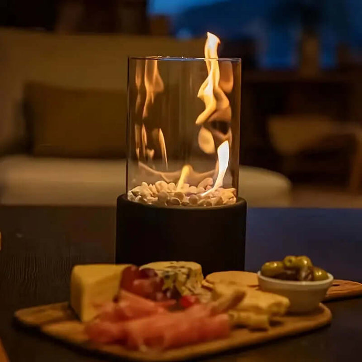 Elegante tafel bio-ethanol haard met modern design, draagbaar en ideaal voor een stijlvolle sfeer binnen en buiten.