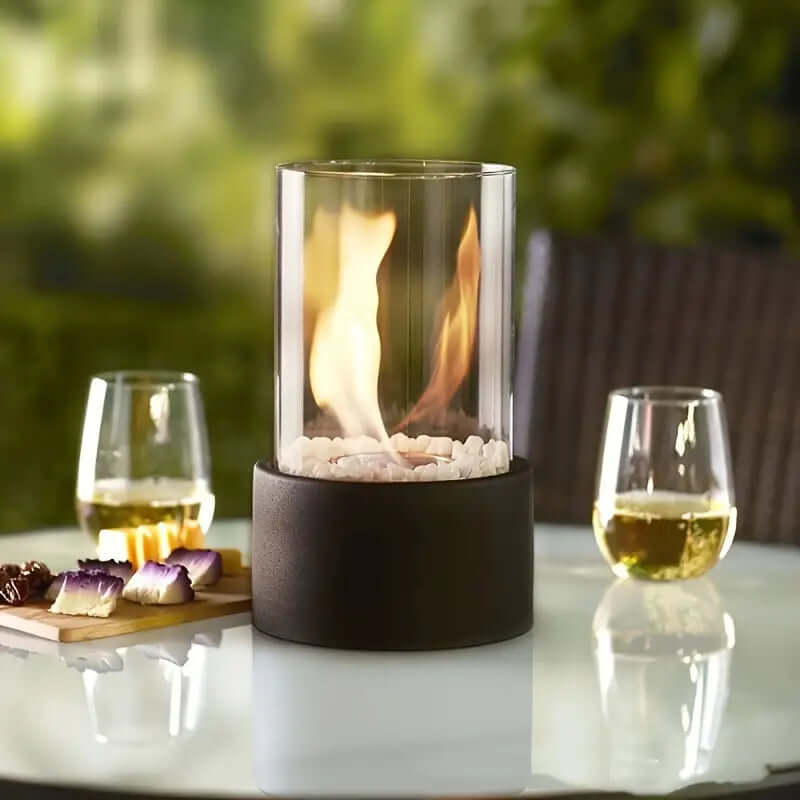 Elegante tafel bio-ethanol haard met modern design, draagbaar en ideaal voor een stijlvolle sfeer binnen en buiten.