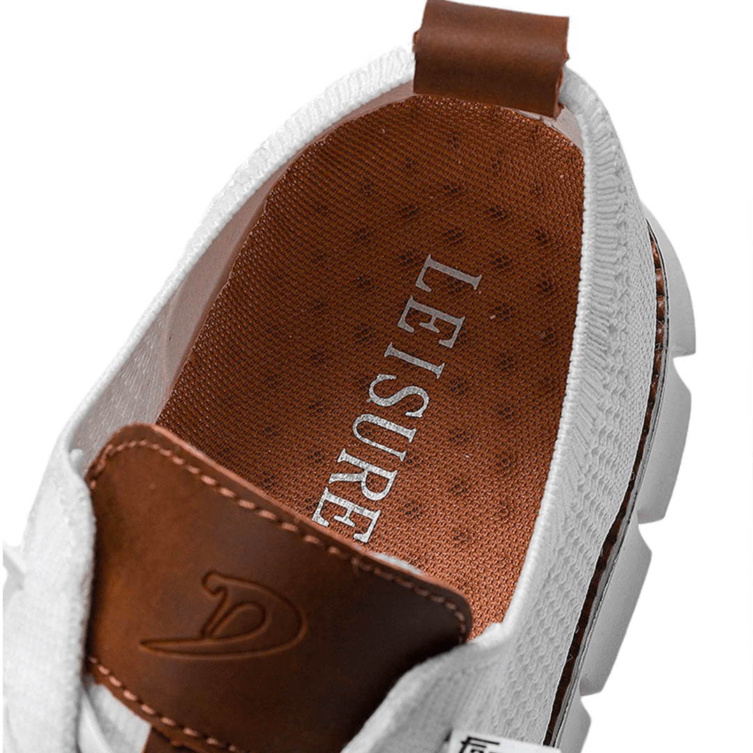 Elegante en ademende herenschoenen op een witte achtergrond, perfect voor veelzijdige gelegenheden en stijlvol comfort.