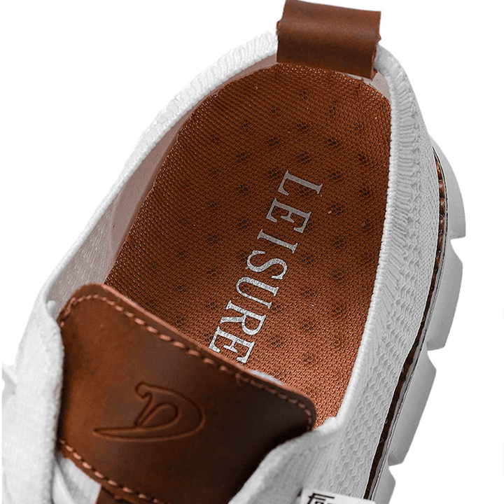 Elegante en ademende herenschoenen op een witte achtergrond, perfect voor veelzijdige gelegenheden en stijlvol comfort.