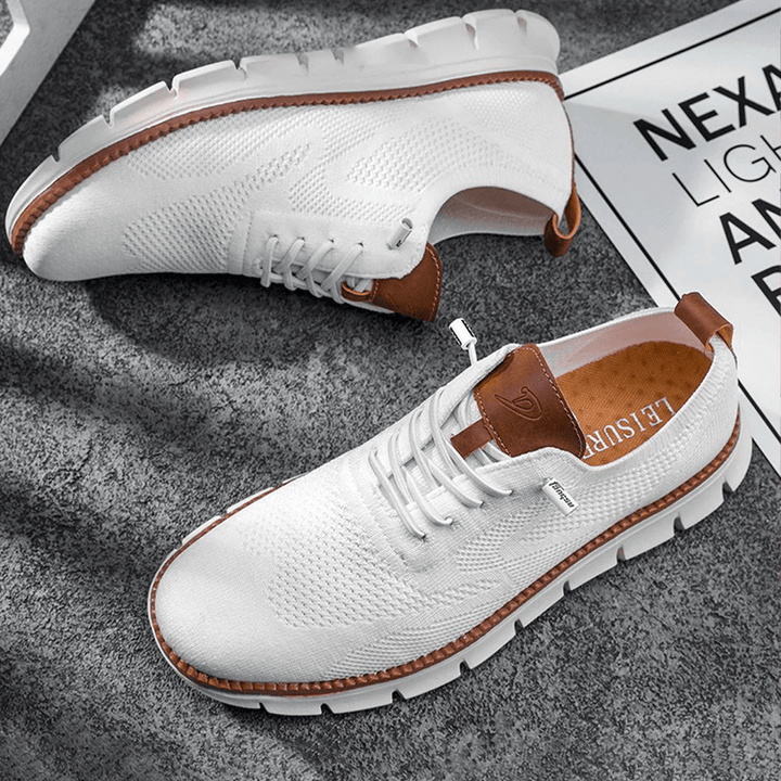 Elegante en ademende herenschoenen op een witte achtergrond, perfect voor veelzijdige gelegenheden en stijlvol comfort.
