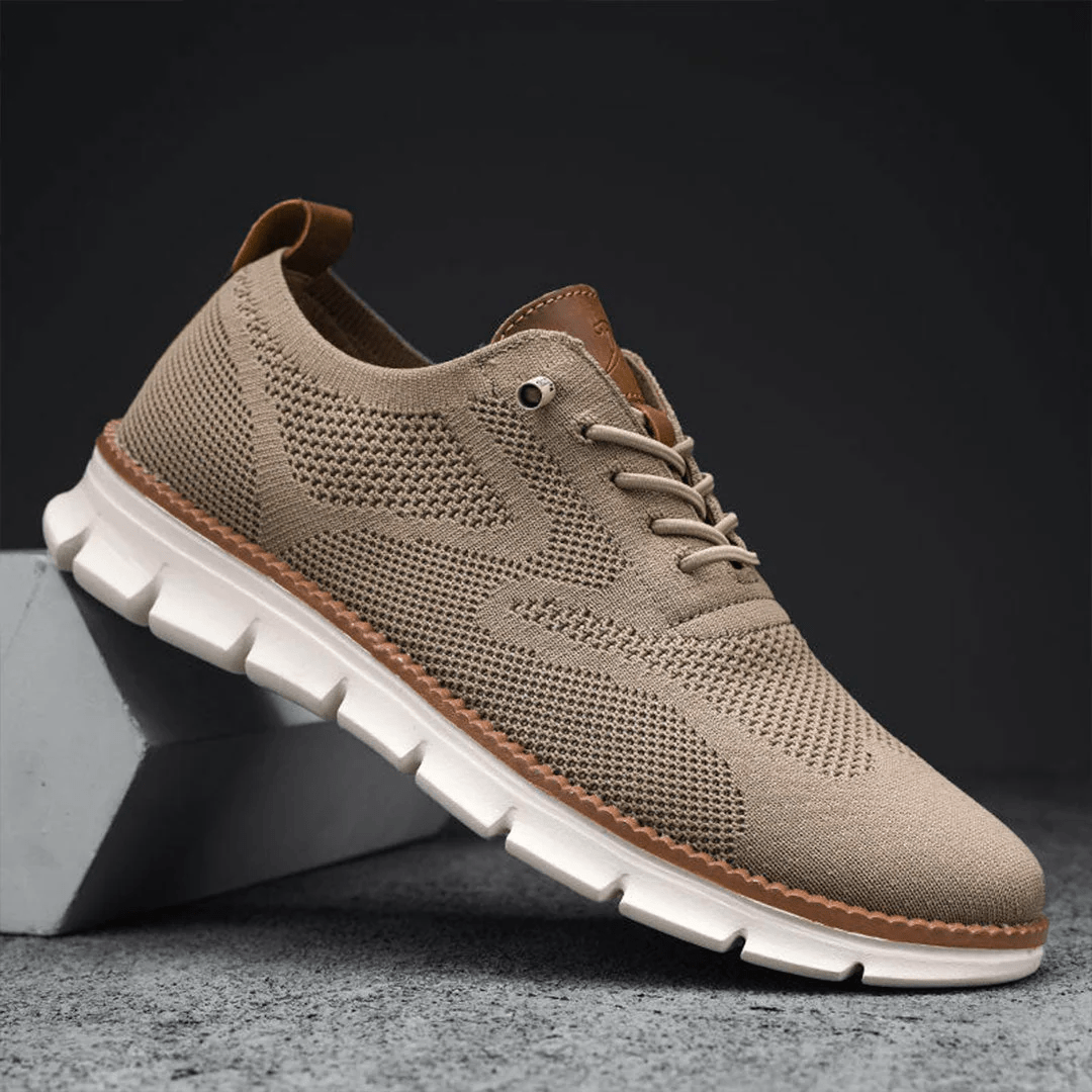 Elegante en ademende herenschoenen op een witte achtergrond, perfect voor veelzijdige gelegenheden en stijlvol comfort.