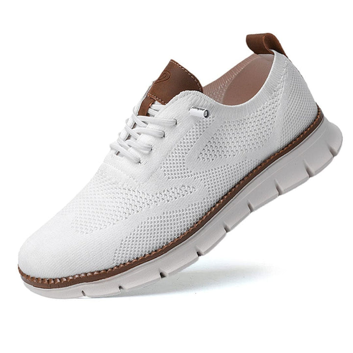 Elegante en ademende herenschoenen op een witte achtergrond, perfect voor veelzijdige gelegenheden en stijlvol comfort.