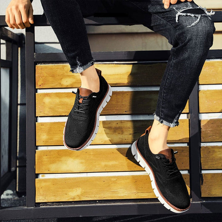 Elegante en ademende herenschoenen op een witte achtergrond, perfect voor veelzijdige gelegenheden en stijlvol comfort.