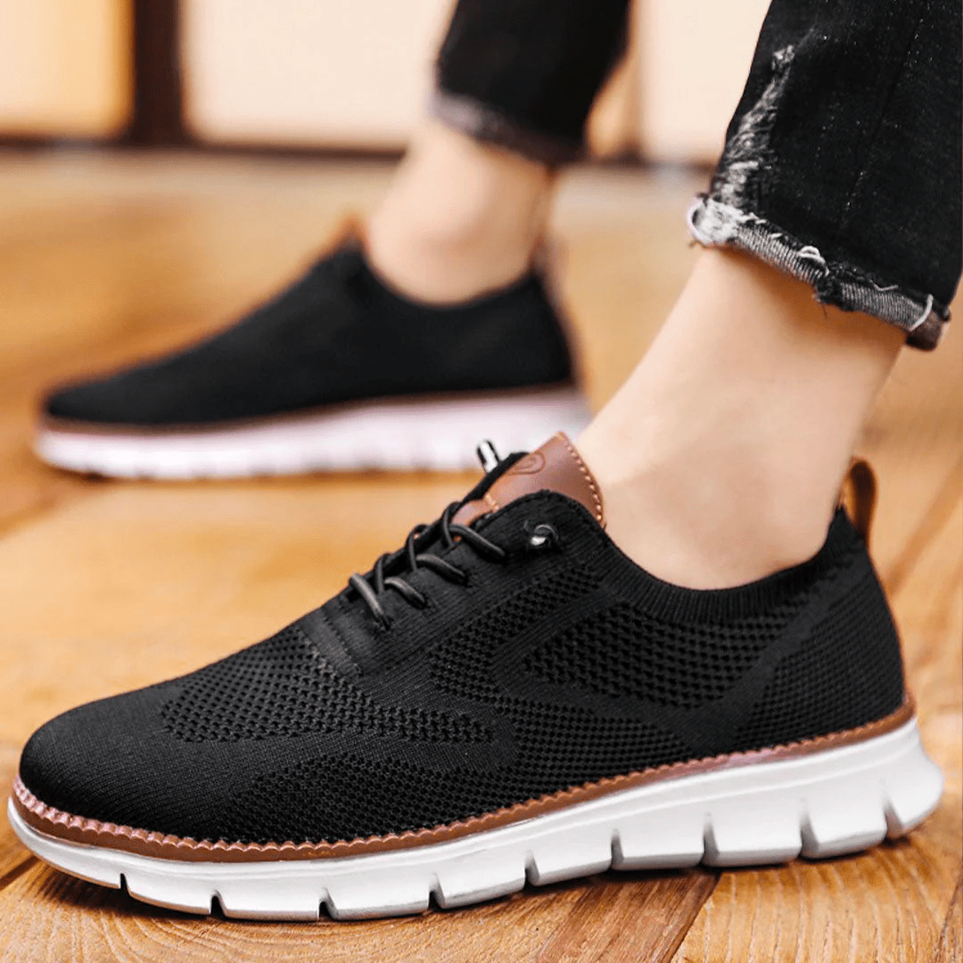 Elegante en ademende herenschoenen op een witte achtergrond, perfect voor veelzijdige gelegenheden en stijlvol comfort.