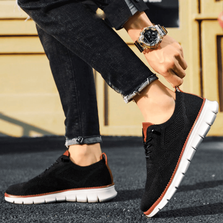 Elegante en ademende herenschoenen op een witte achtergrond, perfect voor veelzijdige gelegenheden en stijlvol comfort.