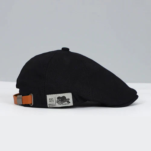 Man draagt een elegante verstelbare herenbaret, een modieus hoofddeksel voor een geraffineerde look.