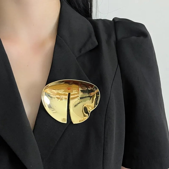 Elegante vintage broche in goud en zilver, harmonieuze accenten, tijdloos design, glamoureus damesjuweel.