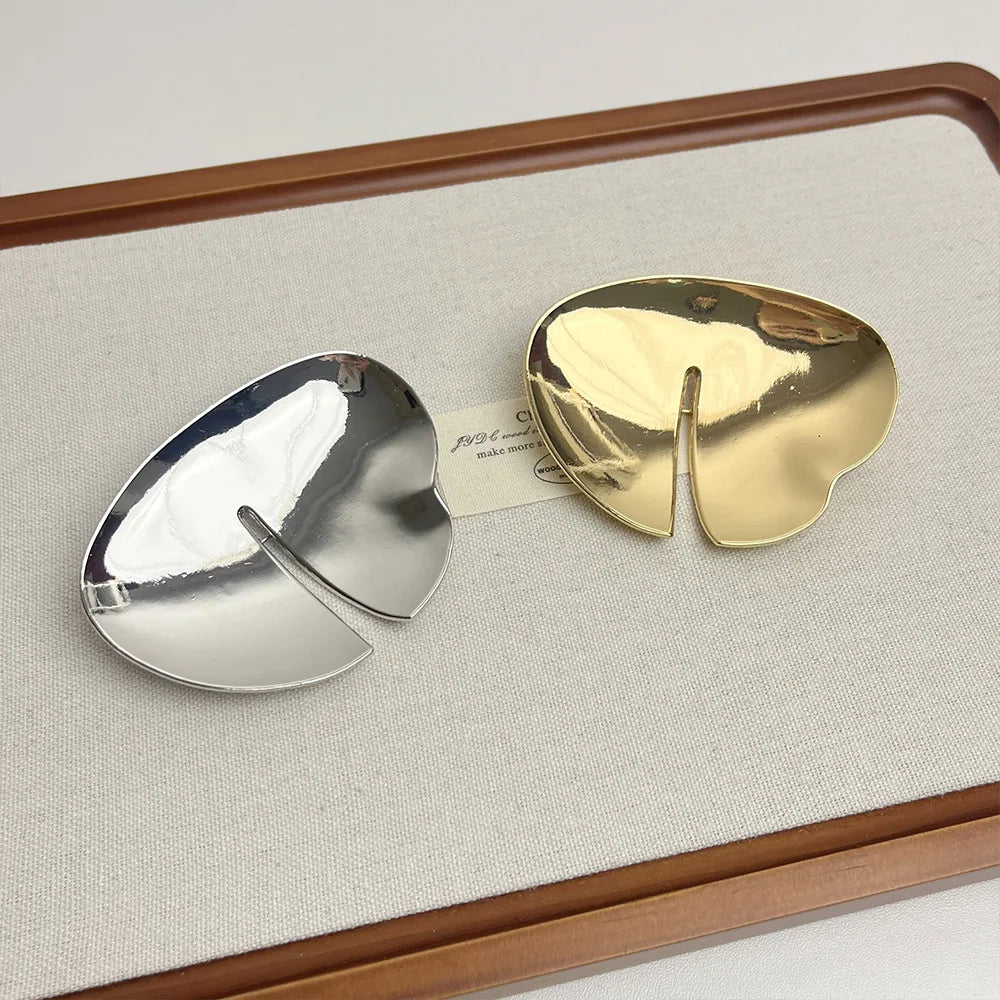 Elegante vintage broche in goud en zilver, harmonieuze accenten, tijdloos design, glamoureus damesjuweel.