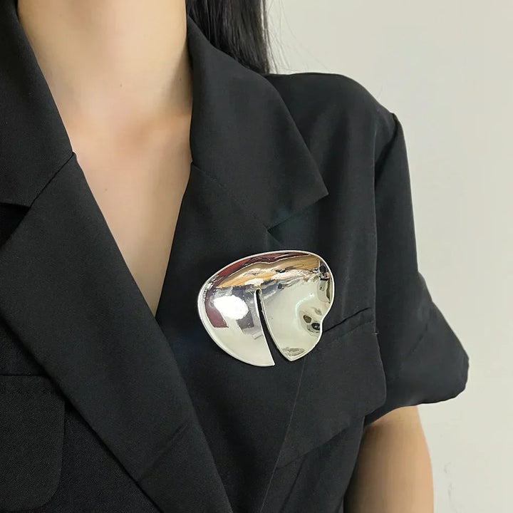 Elegante vintage broche in goud en zilver, harmonieuze accenten, tijdloos design, glamoureus damesjuweel.