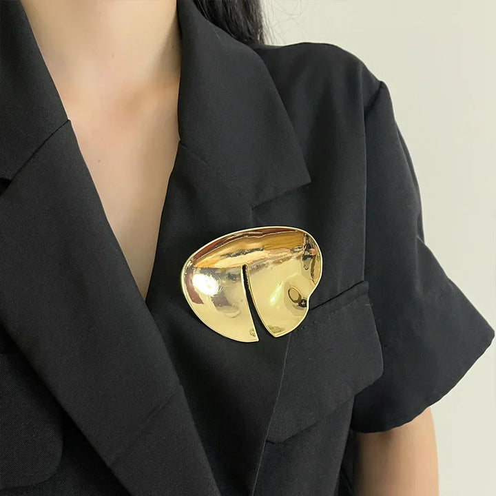 Elegante vintage broche in goud en zilver, harmonieuze accenten, tijdloos design, glamoureus damesjuweel.