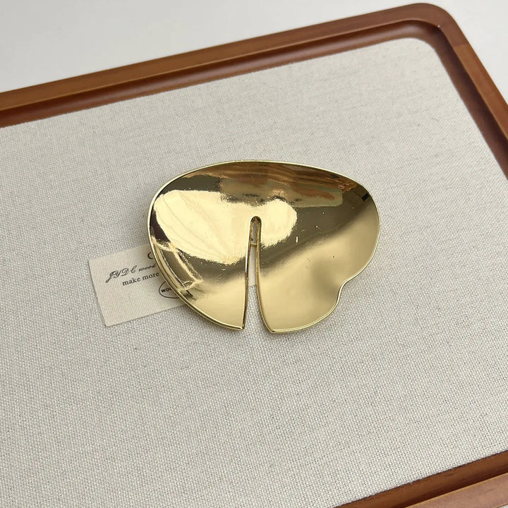Elegante vintage broche in goud en zilver, harmonieuze accenten, tijdloos design, glamoureus damesjuweel.
