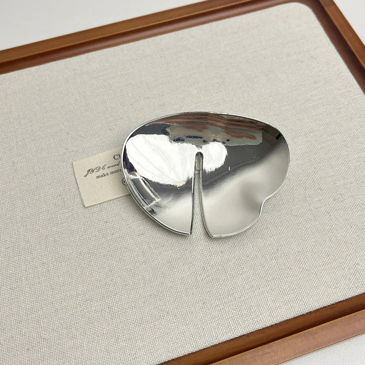 Elegante vintage broche in goud en zilver, harmonieuze accenten, tijdloos design, glamoureus damesjuweel.