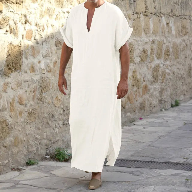 Zijkant van de Djellaba, toont de losse pasvorm en elegantie.