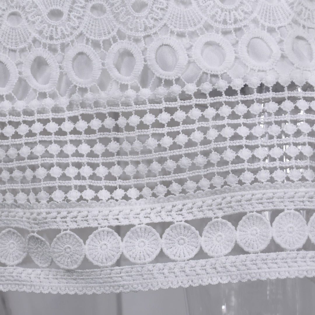 Lange witte elegante damesjurk, bohemian maxi model, ideaal voor zomerse dagen en avondfeesten.
