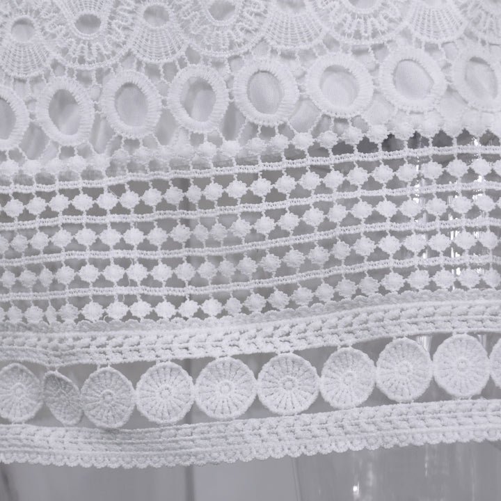 Lange witte elegante damesjurk, bohemian maxi model, ideaal voor zomerse dagen en avondfeesten.