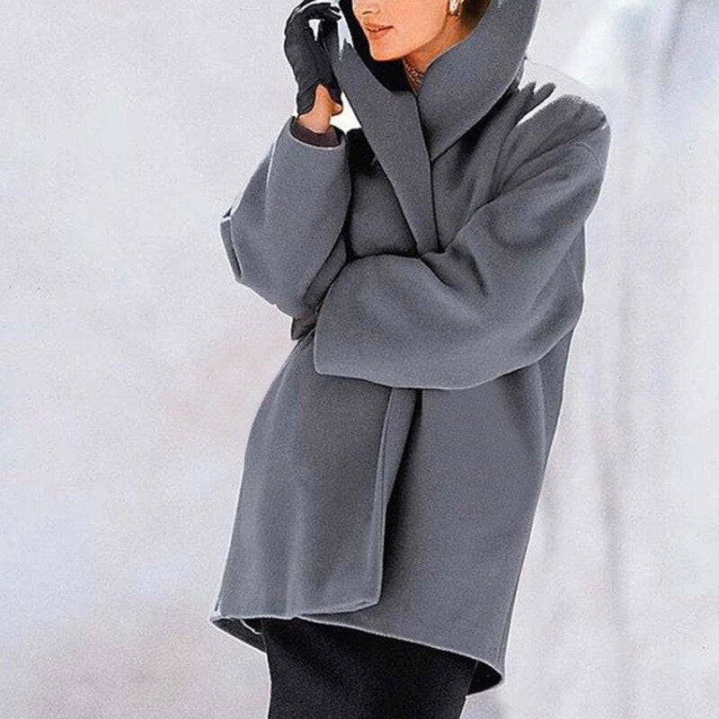 Stijlvolle dames wollen winterjas Mila met opvallende brede kraag, perfect voor de moderne vrouw.