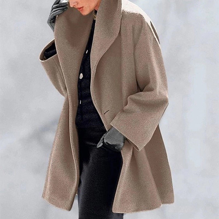 Dames Wollen Jas Mila: elegante, warme winterjas met brede kraag en verfijnde snit.