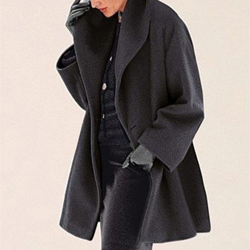 Luxe wollen damesmantel Mila, warm en chic met brede kraag, onmisbaar in je wintergarderobe.