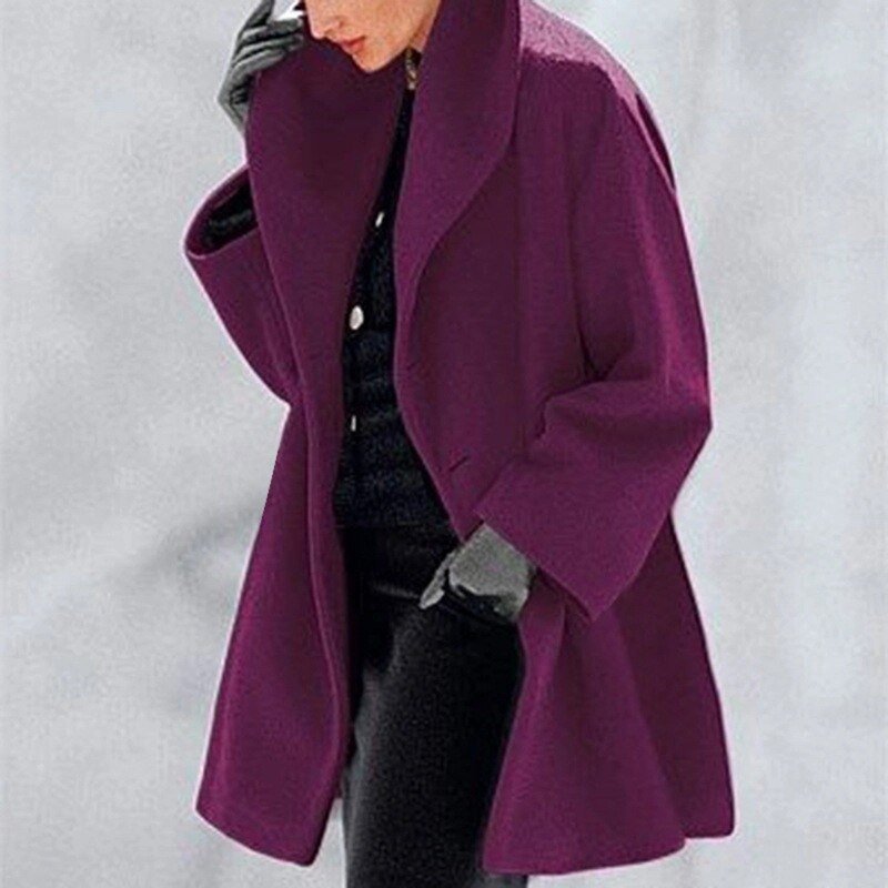 Comfortabele en modieuze dames wollen jas Mila met brede kraag, een essentieel winterkledingstuk.
