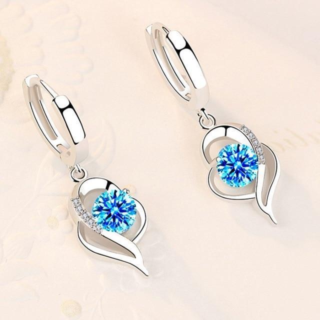 Elegante zilveren oorbellen met sprankelende zirkonia bloemen, perfect als dames sieraad.
