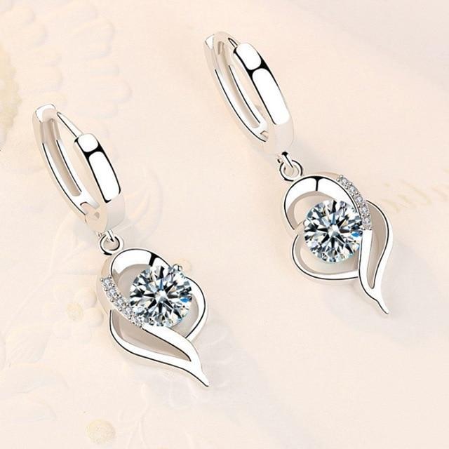 Verfijnde zilveren oorknopjes Amelina met glinsterende zirkonia bloemen, een elegant fashion statement.