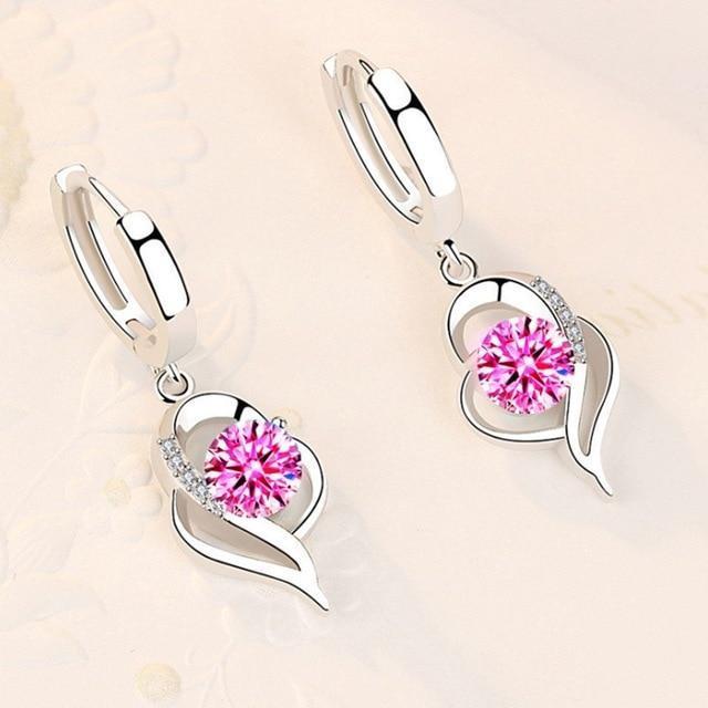 Dames zilveren oorbellen met ingelegde sprankelende zirkonia bloemen, voor een elegante look.