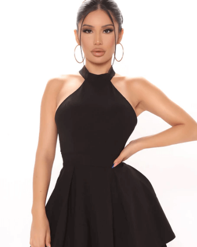 Zwarte Malia halterjurk, perfecte mouwloze zomerkleding voor een elegante en luchtige look.