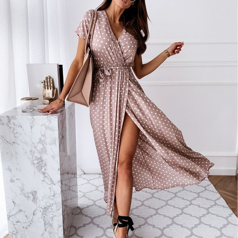Comfortabele zomerjurk met V-hals en split, veelzijdig genoeg voor zowel casual als chique momenten.