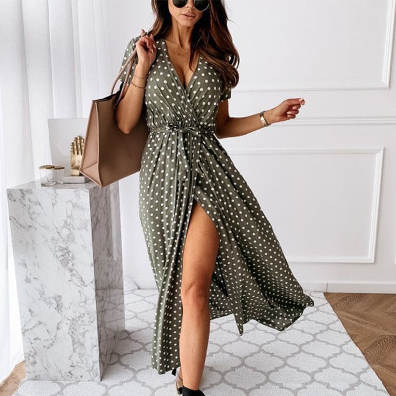 Stijlvolle damesjurk met V-hals en elegante split, perfect voor een chique avond of zomerse bruiloft.