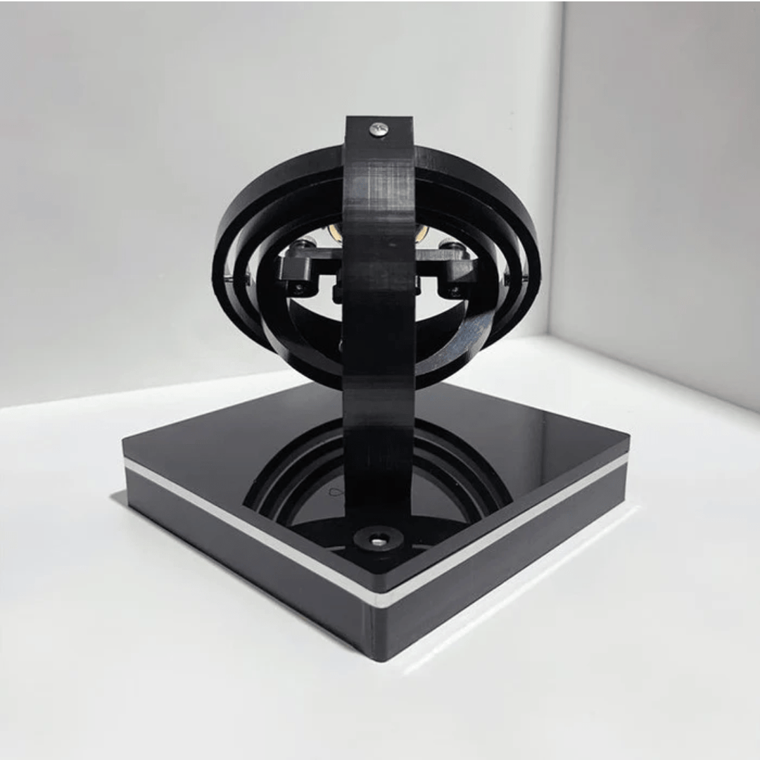 Elegante automatische horlogebeweger met een verfijnd design, ideaal voor luxe horloges in een modern interieur, ruimtebesparend en stil.