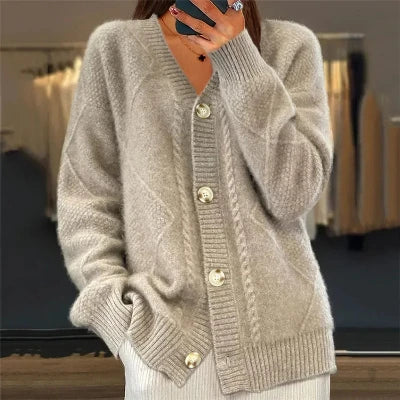 Elegante damescardigan van zacht breiwerk met knoopsluiting, beige kleur, ideaal voor kantoor en vrije tijd.