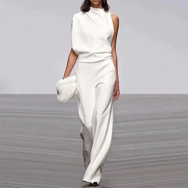 Jumpsuit met elegante details en een wijdvallende broekspijp, toont bewegingsvrijheid